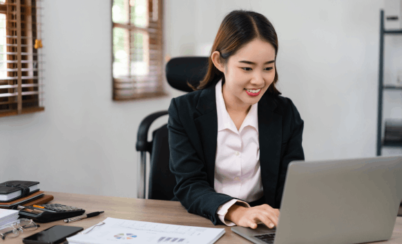 A Florida manager reviews a bilingual contract on a laptop while ordering business Chinese translation services in Florida.