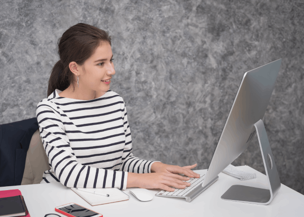 Client utilizing Legal translation services in Florida for court filings, contracts and official records, ensuring accuracy.