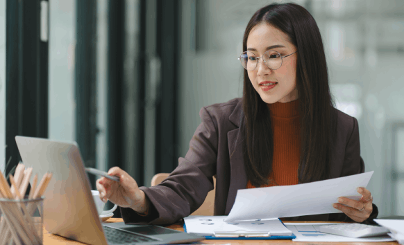 Translator offering notarized Marriage Certificate translation in Florida, ensuring legal compliance for court submissions.