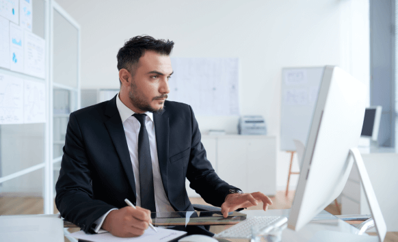 An expert delivers Miami Beach translation services for the tourism industry, ensuring seamless multilingual communication.